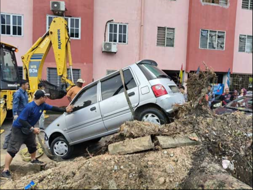 巴生暴风雨导致多个区域积水,树倒砸车事故频发