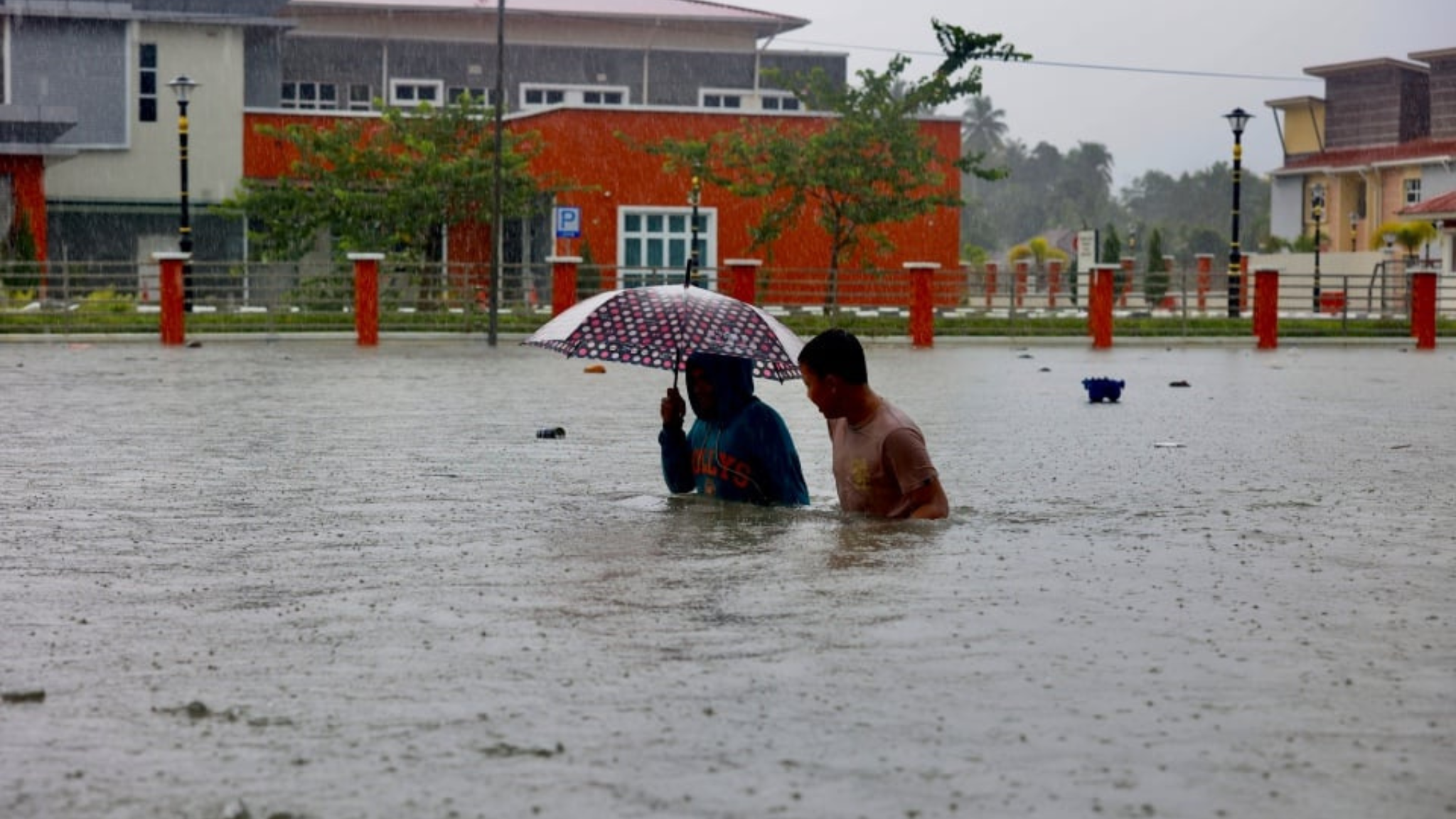 登嘉楼洪灾蔓延 8000多人紧急疏散 重灾区交通瘫痪