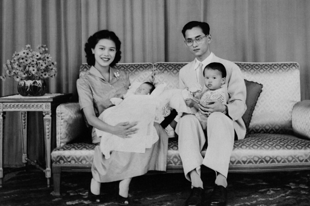 国丧一年后泰国社会将何去何从?公众情绪与制度重构